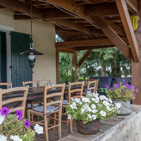 Les Cabanes De Holiday home *